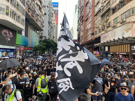 【更新】35萬港人九龍遊行 警狂射催淚彈 香港反送中 九龍區遊行 沙尖咀 大紀元