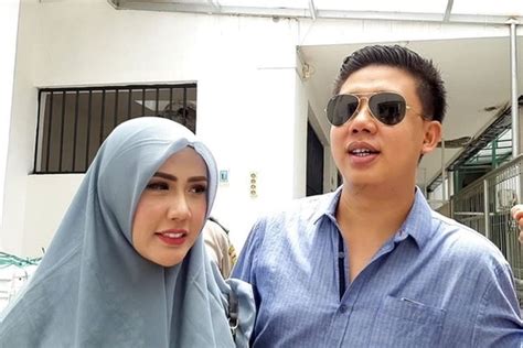 Foto : Rey Utami Ingin Perbaiki Rumah Tangganya dengan Pablo Benua