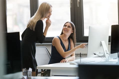 Duas Mulheres De Neg Cios Sorridentes Trabalhando Juntos Computador