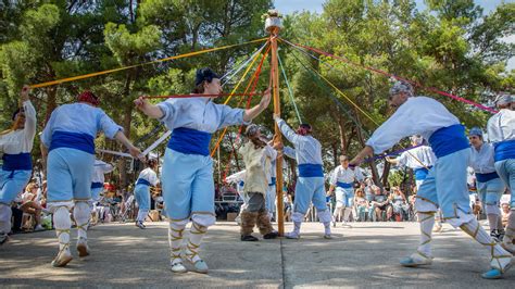 Cerca De Personas Respaldan En La Almunia El Regreso Del Dance De