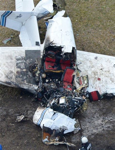 小型機墜落 ：航空事故調査官が八尾空港の滑走路を検証 写真特集28 毎日新聞