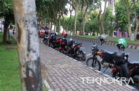 Kekurangan Lahan Parkir Mahasiswa Parkir Sembarangan Teknokra