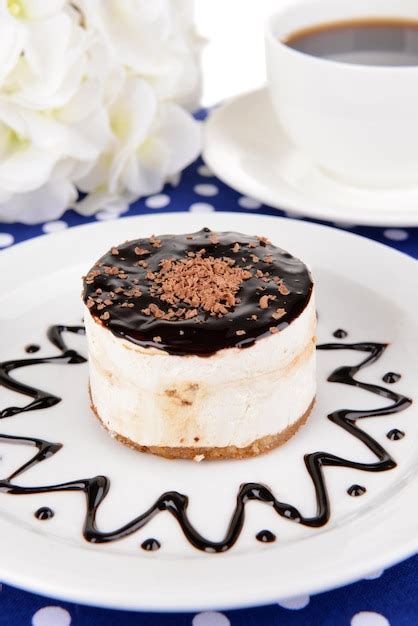 Premium Photo Sweet Cake With Chocolate On Plate On Table Close Up