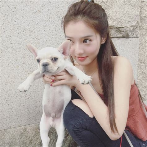 Nhan sắc của loạt hot girl đình đám Khi trang điểm kỹ càng và khi để mặt mộc