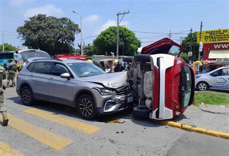 Aparatoso Choque Entre Taxi Y Camioneta En Fransico Canal