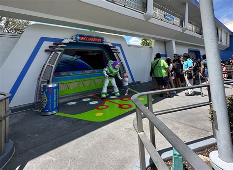 Buzz Lightyears Meet Greet Returns To Tomorrowland Dvc Shop