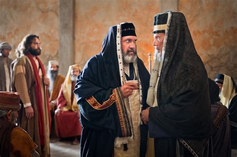 Unos Sacerdotes Juzgan A Pedro Y A Juan