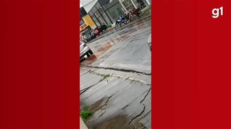 V Deo Motorista Tenta Atropelar Pedestre E Quebra Fachada De Vidro De