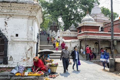 Vida Y Actividades A Lo Largo Del Sagrado R O Bagmati En El Templo