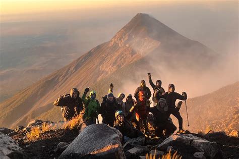 Excursión al volcán Acatenango Guatemala blackbear travel experience