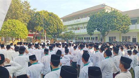 Khidmat Upacara Hut Ri Ke Di Pesantren Assholach Ma Assholach Kejeron