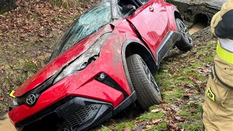 Kierująca toyotą wpadła do rowu pod Bochnią na DK94 Trafiła do szpitala