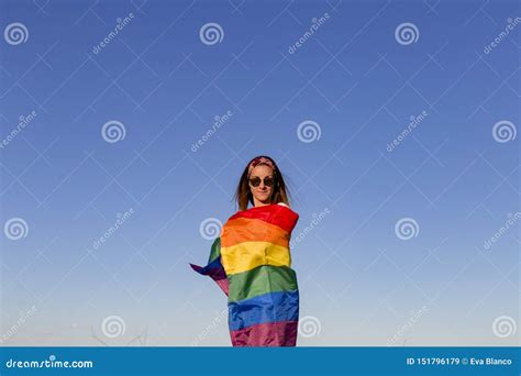 Mujer Que Sostiene La Bandera Gay Del Arco Iris Sobre El Cielo Azul Al Aire Libre Concepto De La