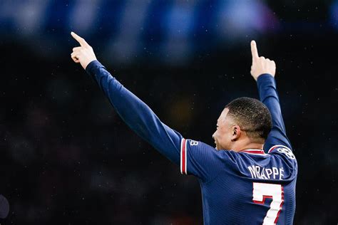 Foot PSG PSG Le Real fait deux offres à Mbappé c est du jamais vu