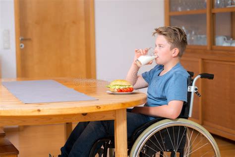 Gehandicapte Jongen In Rolstoel Stock Foto Image Of Droevig