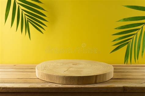 Registro De Madera Vacío Con Hojas De Palmera Sobre Una Mesa De Madera