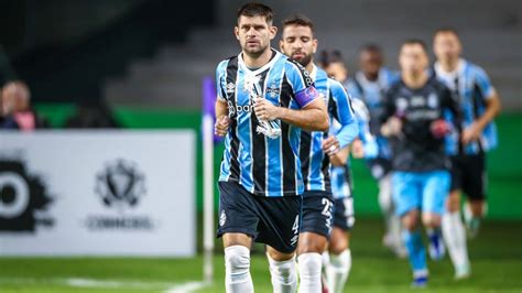 Volante do Grêmio deixa em aberto continuidade no clube para 2025