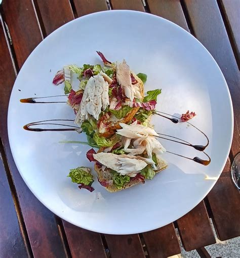 Dobra Hrana Nude domaću hranu a terasa s nestvarno lijepim pogledom i štrudla od borovnica su