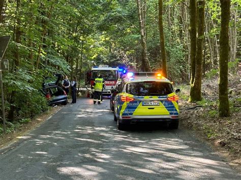 Verkehrsunfall In Siegen Eiserfeld Corsa Fahrerin Prallt Gegen Baum