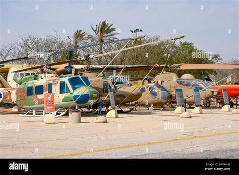 Varios helicópteros militares de las FDI en el Museo de la Fuerza Aérea