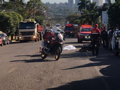 Motociclista morre após tentar desviar de porta aberta de carro e ser