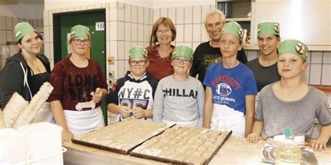 Konfirmanden backen Brot für Bedürftige