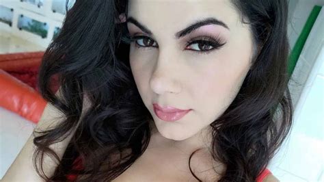 Valentina Nappi Posa In Intimo Le Curve Sono Indomabili