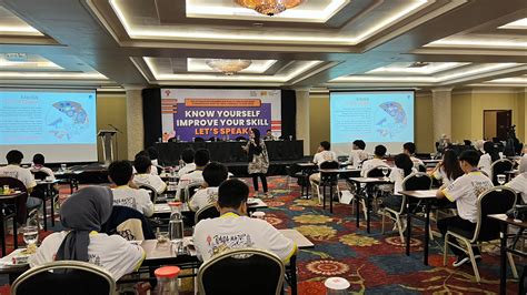 Pelatihan Keterampilan Public Speaking Dan Komunikasi Digital Bagi