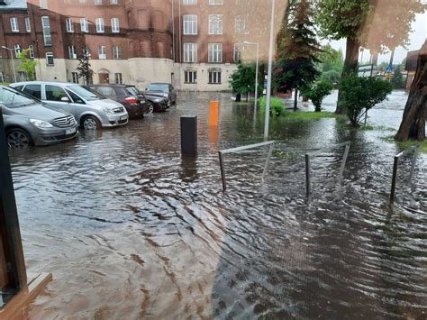 Burze Nad Tomaszowem Maz I Powiatem Zalane Ulice Kamienice