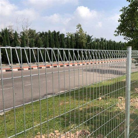 China Hot Dipped Galvanized Welded Wire Mesh Fence Brc Fence Roll Top