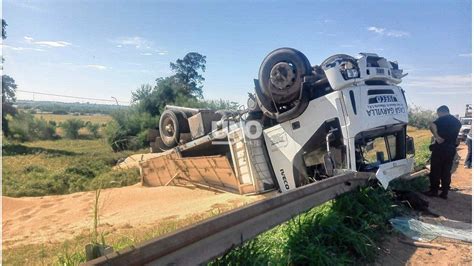 Volc Un Cami N Con Acoplado En La Autopista Santa Fe Rosario Y