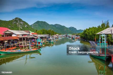 Desa Nelayan Kapal Nelayan Beraneka Warna Desa Terapung Pulau Batu