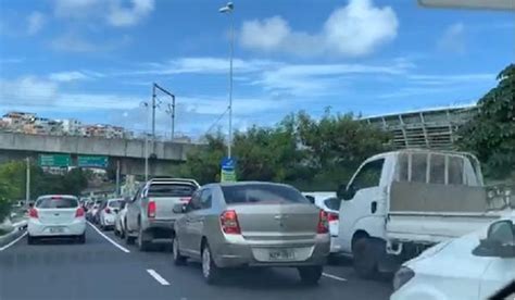 Idosos enfrentam longas filas para a vacinação contra gripe na Arena