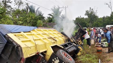 Truk Muatan Papan Dan Besi Di Balikpapan Tabrak 5 Kendaraan Diduga