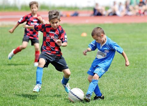 Futebol Ou Futebol Do Jogo Dos Meninos Das Crian As Pequenas Fotografia