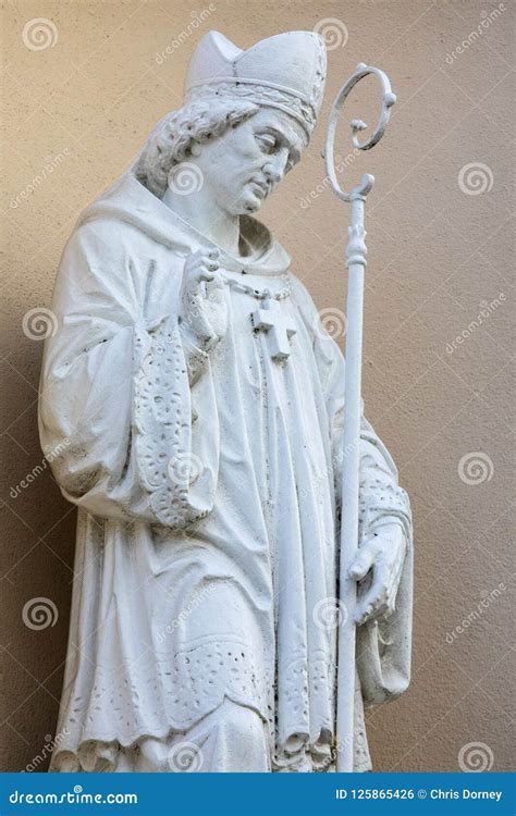 Escultura Religiosa En La Iglesia Franciscana Del Monasterio En