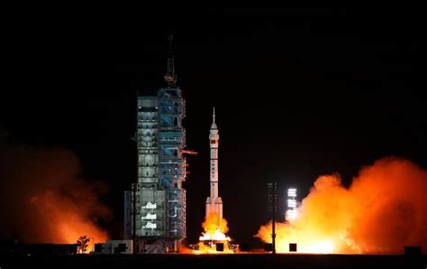 Espacio China envía tres astronautas hacia su estación Tiangong El