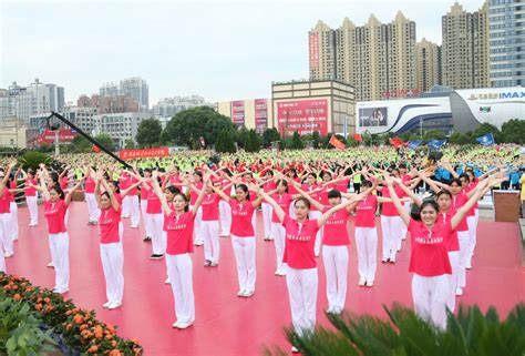 全民健身场面震撼，万人同跳广场舞 新焦点图 玩乐频道 华声在线