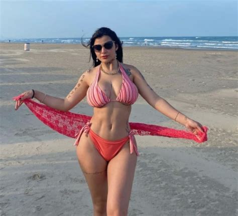 Foto Karely Ruiz Presume Uno De Sus M S Diminutos Bikinis Es Amarillo