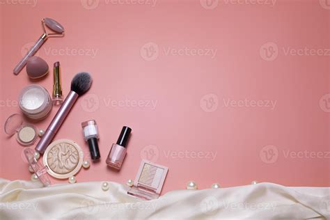 fondo de belleza rosa con cosméticos faciales productos de maquillaje