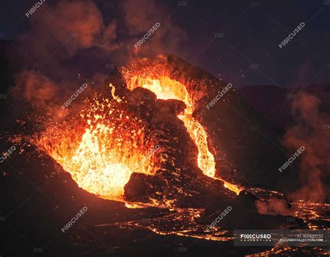 Nahaufnahme Vulkan Fagradalsfjall In Island Zwischen Rauchwolken