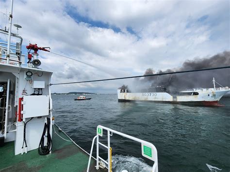 鳳鼻頭外海火燒船 海巡3艇馳援救11人