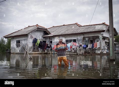 Tebe 63 un pêcheur se trouve dans une zone inondée du village de