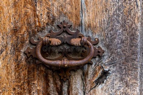 Sluiting Van Een Antieke Bronzen Knop Op Een Antieke Houten Deur Stock