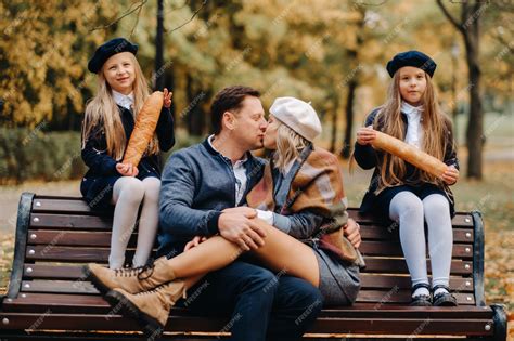 Une Grande Famille Est Assise Sur Un Banc Dans Un Parc Dautomne Des