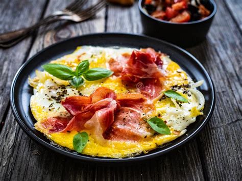 El Desayuno Los Huevos Revueltos Con La Ensalada Imagen De Archivo