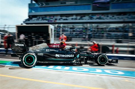 F Gp Russia Fp Mercedes Comanda Con Bottas E Hamilton