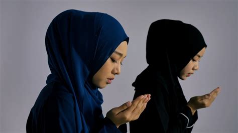 Wanita Muslimah Berdoa