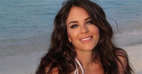 Las Impactantes Fotos De Elizabeth Hurley Posando En Bikini A Sus A Os Infobae