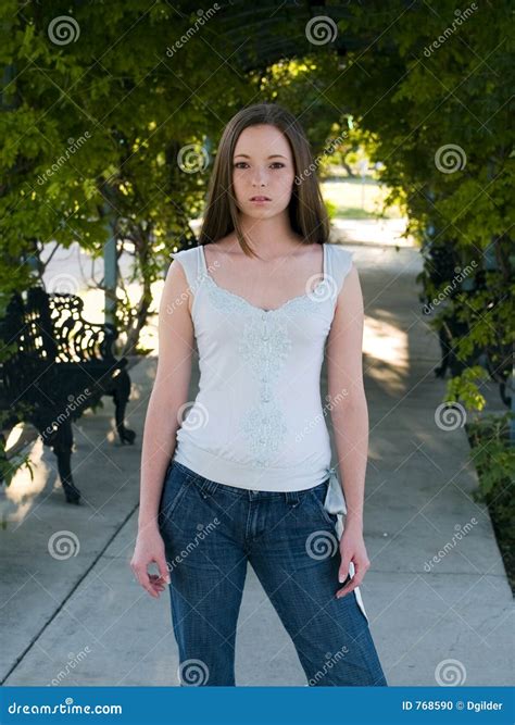 De Vrouwen Vormen Toevallige Jonge Brunette Stock Foto Image Of Verleidelijk Bruin